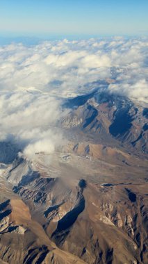 Bulutlardaki dağların güzel hava manzarası 