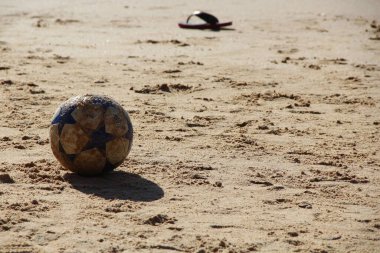 Kumsaldaki futbol topuna bak. 