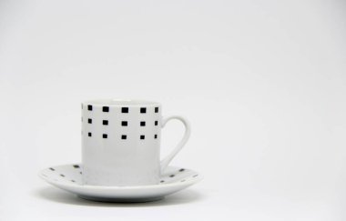 Beyaz arkaplanda fincan ve fincan tabağı görüntüsü 