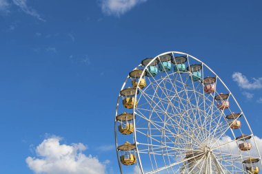 Dönme dolap mavi gökyüzü arkaplanına karşı