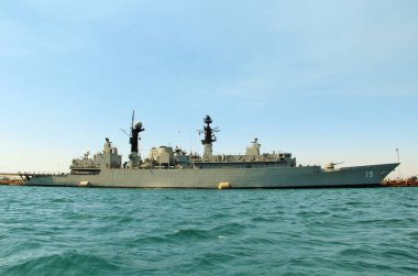 Denizdeki askeri donanma gemisi.