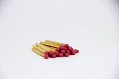 Beyaz arkaplanda kibrit çöpleri