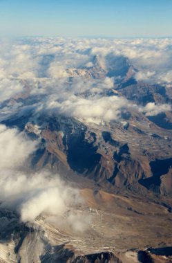 Bulutlardaki dağların güzel hava manzarası 