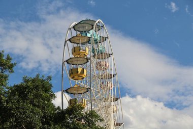 Dönme dolap mavi gökyüzü arkaplanına karşı