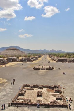 Meksika 'da antik bir şehir olan Teotihuacan, piramitlerin ve harabelerin manzarası