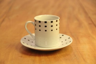 Boş bir kahve fincanını ahşap arka planda bir fincan üzerinde görmek