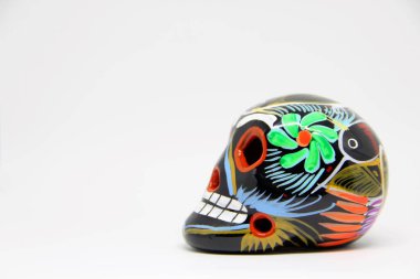 Beyaz arkaplanda Meksika kafatası