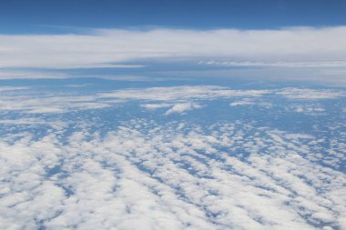 Mavi gökyüzünde beyaz bulutlar