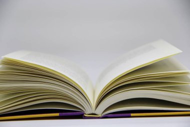 Açılmış kitabın masadaki yakın görüntüsü