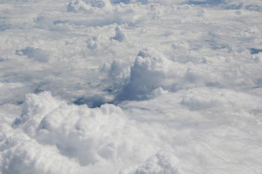 Mavi gökyüzünde beyaz bulutlar