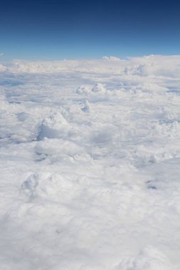 Mavi gökyüzünde beyaz bulutlar