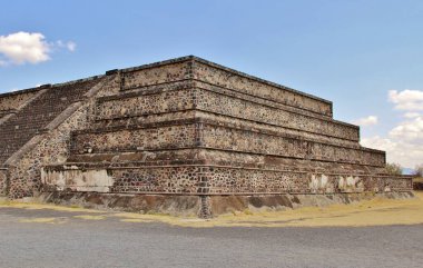 Meksika 'da antik bir şehir olan Teotihuacan, piramitlerin ve harabelerin manzarası