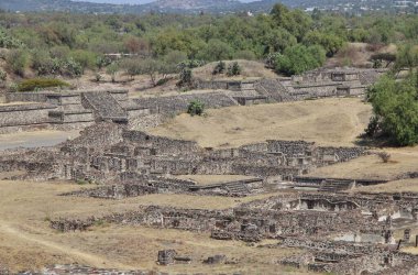 Meksika 'da antik bir şehir olan Teotihuacan, piramitlerin ve harabelerin manzarası
