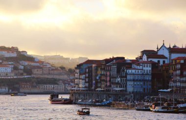 Mimari manzara, binalar ve caddeler liman kenti, Porto, Portekiz