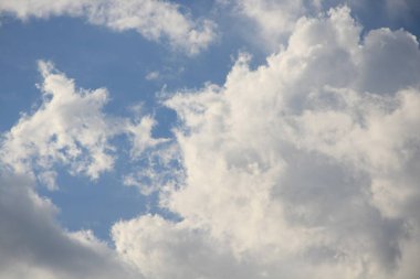 Mavi gökyüzünde beyaz bulutlar