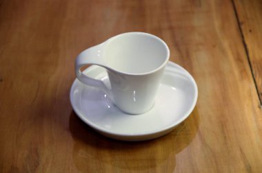 Boş bir kahve fincanını ahşap arka planda bir fincan üzerinde görmek