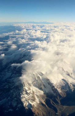 Bulutlardaki dağların güzel hava manzarası 
