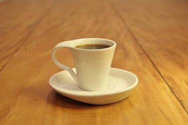 Ahşap arka planda bir fincan dolusu kahve manzarası