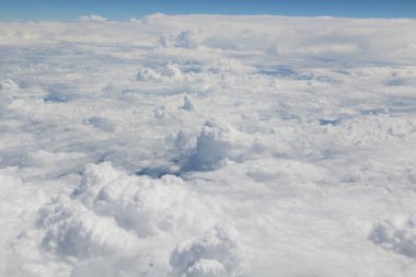 Mavi gökyüzünde beyaz bulutlar