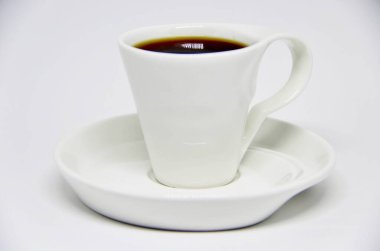 Beyaz arka planda bir fincan fincan dolusu kahve manzarası 