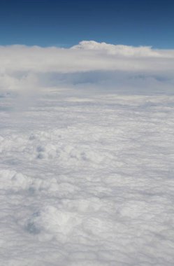 Mavi gökyüzünde beyaz bulutlar