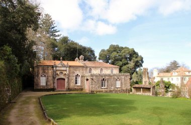 Mimari manzara, binaların cepheleri, ve saray kompleksinin bahçesi Quinta da Regaleira, Sintra, Portekiz