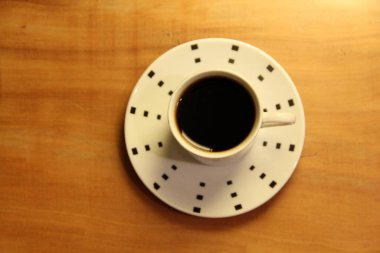 Ahşap arka planda bir fincan dolusu kahve manzarası