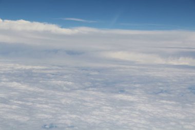 Mavi gökyüzünde beyaz bulutlar