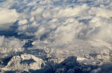 Bulutlardaki dağların güzel hava manzarası 