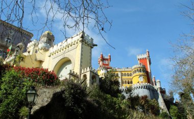 Sintra 'daki cephe manzaralı saray, kule ve sıva, Portekiz. Ünlü simge.