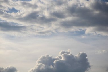 Mavi gökyüzünde beyaz bulutlar