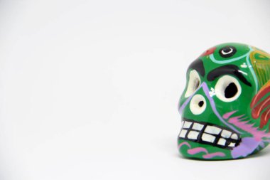 Beyaz arkaplanda Meksika kafatası