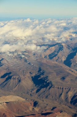 Bulutlardaki dağların güzel hava manzarası 