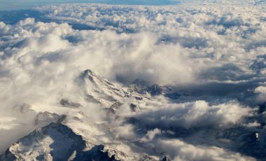 Bulutlardaki dağların güzel hava manzarası 