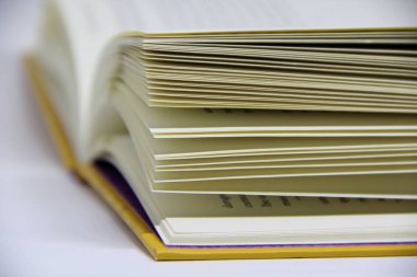 Açılmış kitabın masadaki yakın görüntüsü