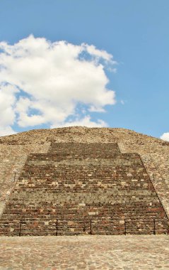 Meksika 'da antik bir şehir olan Teotihuacan, piramitlerin ve harabelerin manzarası