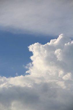 Mavi gökyüzünde beyaz bulutlar