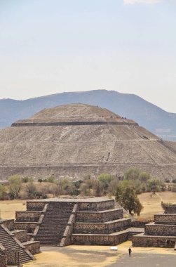 Meksika 'da antik bir şehir olan Teotihuacan, piramitlerin ve harabelerin manzarası
