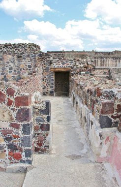 Meksika 'da antik bir şehir olan Teotihuacan, piramitlerin ve harabelerin manzarası