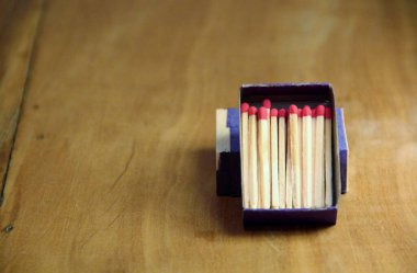 Tahta masa arkasında kibrit çöpleri