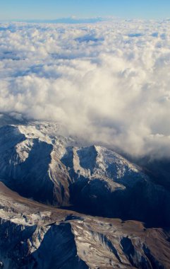 Bulutlardaki dağların güzel hava manzarası 