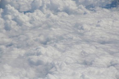 Mavi gökyüzünde beyaz bulutlar