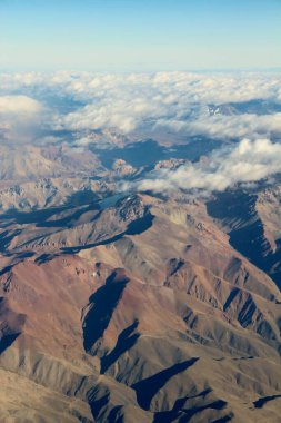 Bulutlardaki dağların güzel hava manzarası 