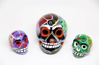 Beyaz arka planda Meksika kafatasları