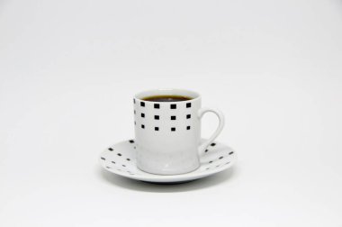 Beyaz arka planda bir fincan fincan dolusu kahve manzarası 