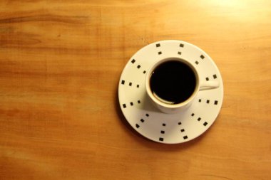 Ahşap arka planda bir fincan dolusu kahve manzarası