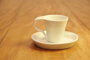 Boş bir kahve fincanını ahşap arka planda bir fincan üzerinde görmek