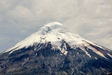 Karlı volkanın manzarası - Şili
