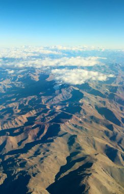 Bulutlardaki dağların güzel hava manzarası 