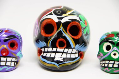 Beyaz arka planda Meksika kafatasları